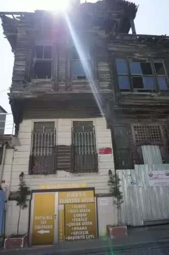 Satışımız Yan Tarafdadır (Balat, 2022)