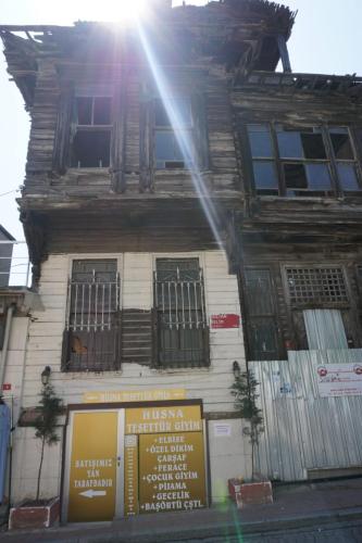 Satışımız Yan Tarafdadır (Taraftadır)(Balat, 2022)