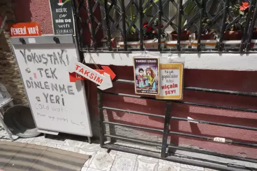 Yokuştaki Tek Dinlenme Yeri -----> Bugün yapılacaklar listesi HİÇBİR ŞEY!  -----> Tamirci Çırağı (Balat, 2022)