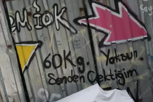 60 kg. Yoksun… Senden Çektiğim (Beyoğlu, 2022)
