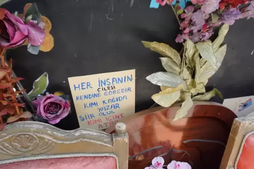 Her İnsanın Çilesi Kendine GöredirKimi Kağıda YazarŞiir OlurKimi İçine Atar (Balat, 2022)