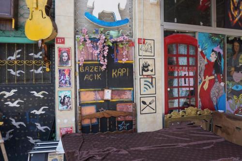 Bazen Açık Kapı (Balat, 2022)