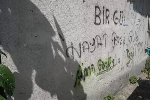Hayat Bize Güldü Ama Götüyle (Bahçelievler, 2022)