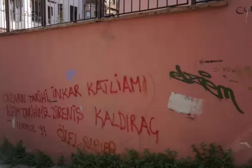 “Onların Tarihi İnkar KatliamıBizim Tarihimiz Direniş Temmuz 93” Kaldıraç (Kadıköy, 2022)