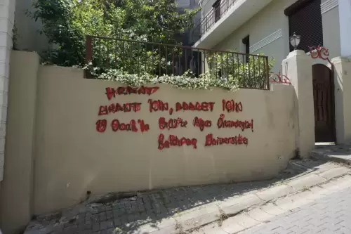 “Hrant…Hrant İçin, Adalet İçin 19 Ocak’ta 19.03’te Agos Önündeyiz.” Kaldıraç Üniversite (Sarıyer, 2022)
