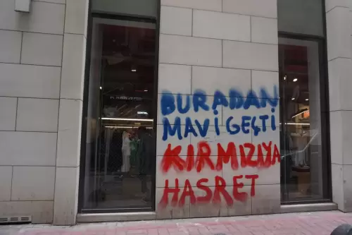 Buradan Mavi Geçti Kırmızıya Hasret 