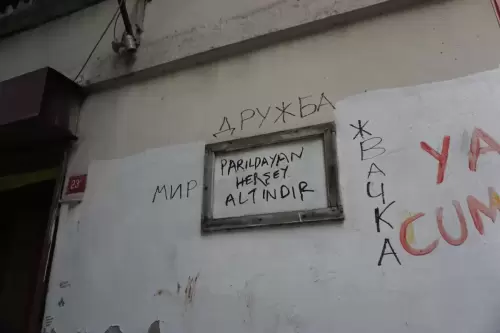 Parıldayan Her Şey Altındır (Beyoğlu, 2022)