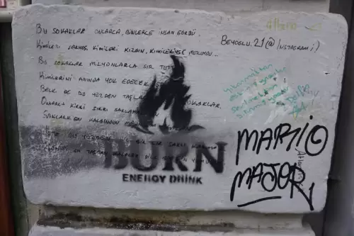 Yıkanmaktan eskimiş yazılar sevilmekten silinmiş yazılar (Beyoğlu, 2022)