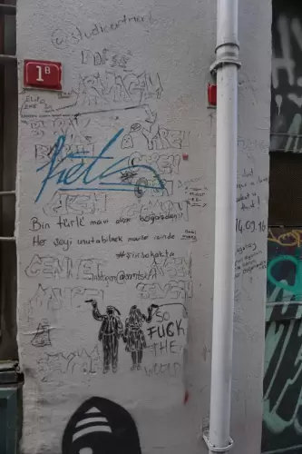 Bin türlü mavi akar boğazdan.Her şeyi unutabilmek maviler içinde   #şiirsokakta (Beyoğlu, 2022)