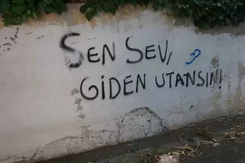Sen Sev Giden Utansın (Beyoğlu, 2022)