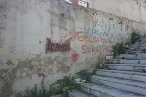 Koca AdamdıGazapizm Sokaktır