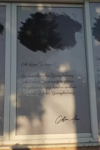 Deli Kızın Türküsü (Şiir)Gülten Akın (1933-2015), Poet