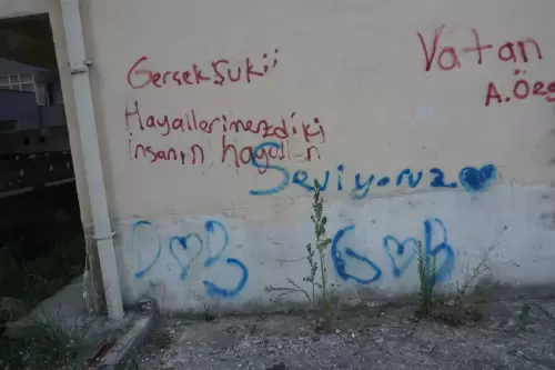 Gerçek şu ki hayallerimizdeki insanın hayalini seviyoruz. (Bahçelievler, 2022)