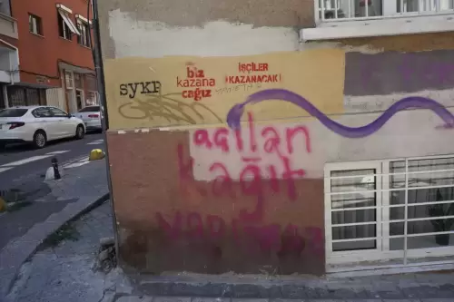 Açılan kağıt yapışmaz / İşçiler kazanacakBiz kazanacağız (Kadıköy, 2022)