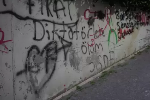 Diktatörlere ölüm / Bu şehrin sessiziliği tam bir cenaze (Kadıköy, 2022)