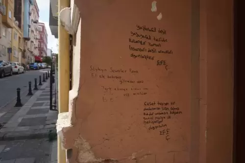 Söyleyin sevenler bana el ele tutuşup gülmeden daha  terk etmek kanun mu aşk kitabında (Beyoğlu, 2022)