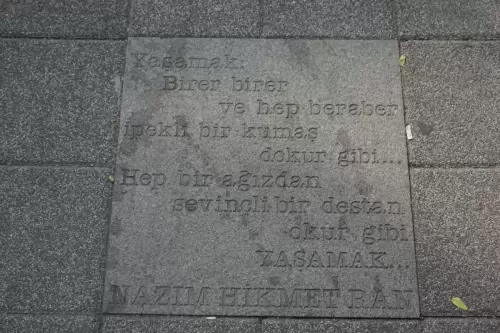Yaşamak Ne Güzel Şey ŞiirindenNAZIM HİKMET RAN(Moda, 2022)