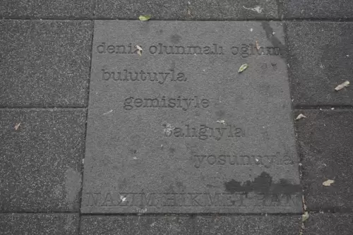 Bulut mu Olsam ŞiirindenNAZIM HİKMET RAN(Moda, 2022)