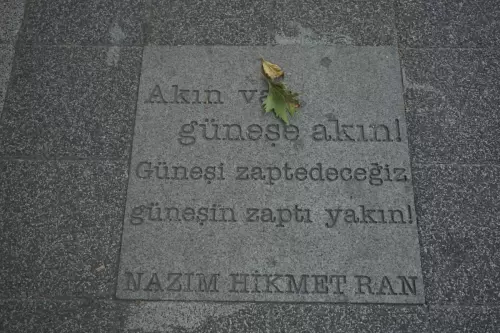 Güneşi İçenlerin Türküsü ŞiirindenNAZIM HİKMET RAN(Moda, 2022)