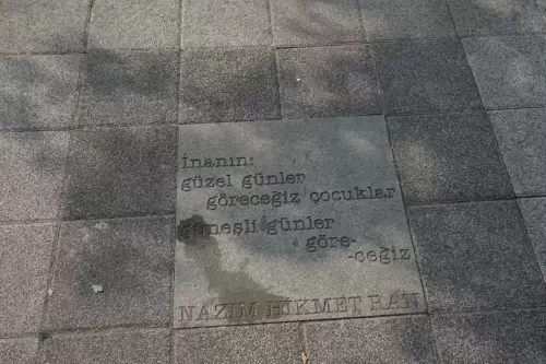 Güzel Günler Göreceğiz ŞiirindenNAZIM HİKMET RAN(Moda, 2022)
