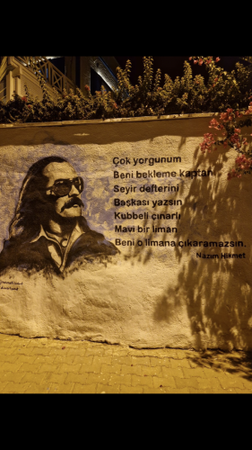 Çok yorgunum beni bekleme kaptanSeyir defterini başkası yazsınKubbeli çınarlı mavi bir limanBeni o limana çıkaramazsınNazım Hikmet 